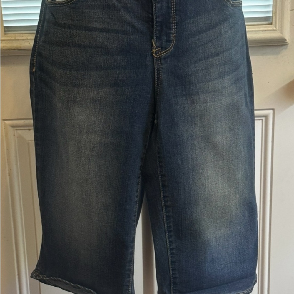 #1441 Bandolino Stylish Denim Shorts Size 8